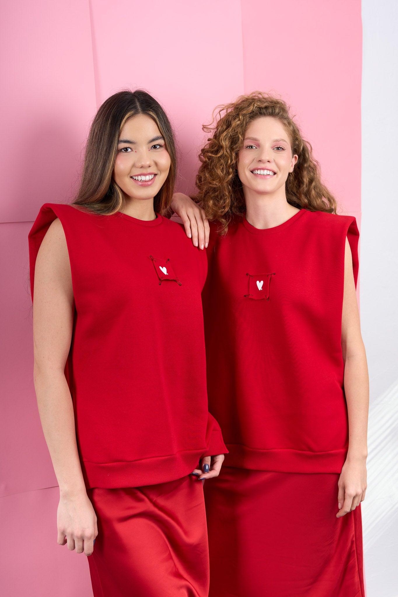 Red sleeveless sweatshirt with detachable prints