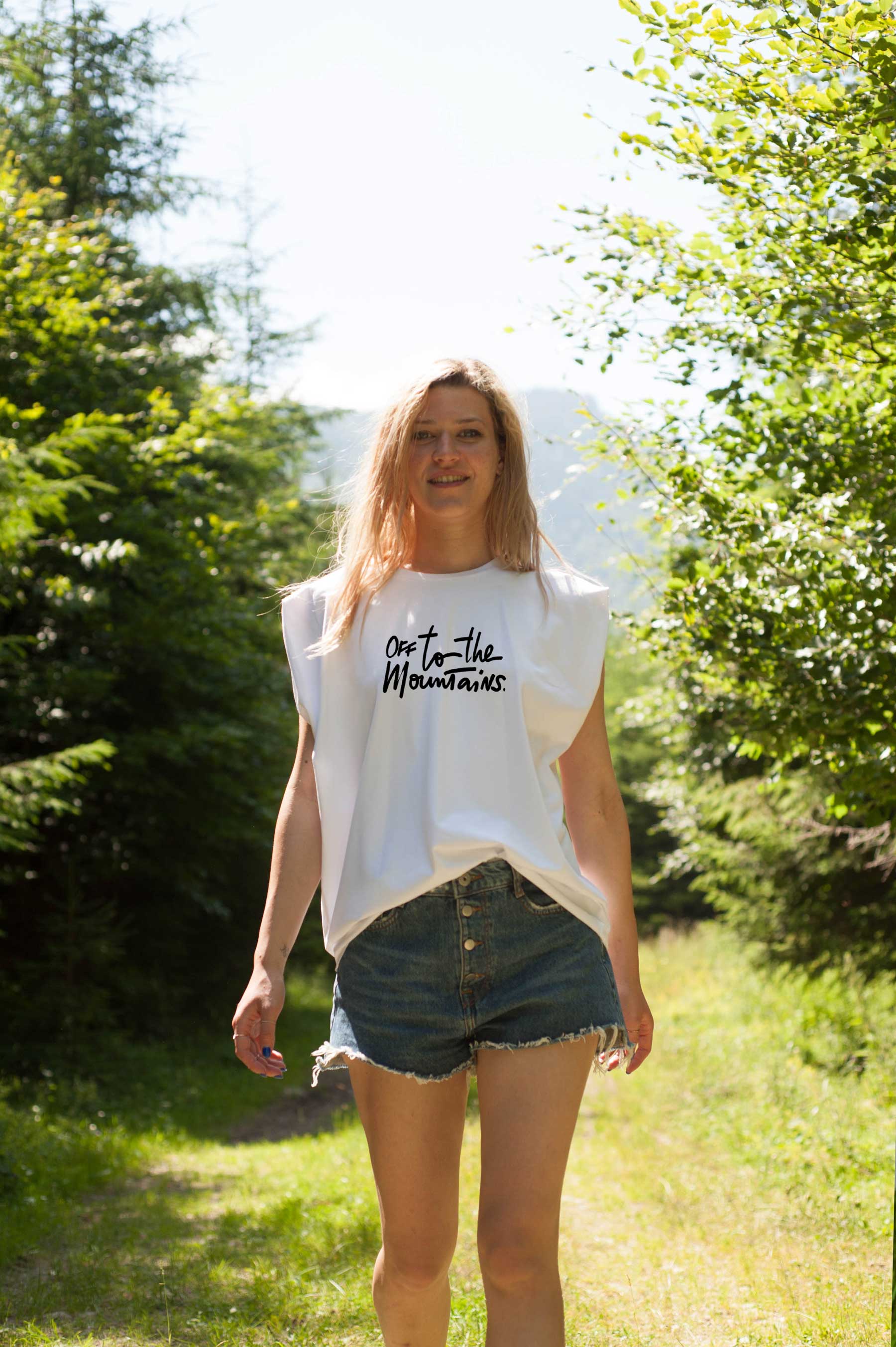 OFF TO THE MOUNTAINS Sleeveless T-shirt